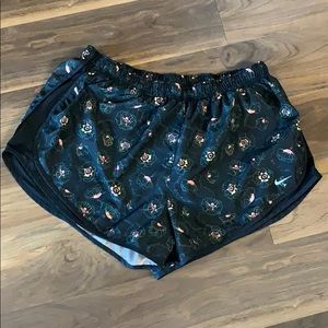 Women Plus Nike tempo short 2X, rainbow floral